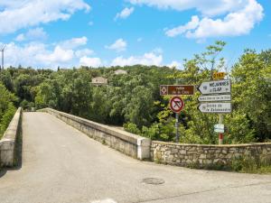 Maisons de vacances Cosy holiday home in Saint-Andre-de-Roquepertuis with pool : photos des chambres