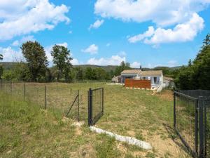 Maisons de vacances Cosy holiday home in Saint-Andre-de-Roquepertuis with pool : photos des chambres