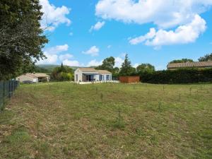 Maisons de vacances Cosy holiday home in Saint-Andre-de-Roquepertuis with pool : photos des chambres