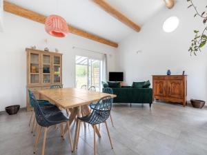 Maisons de vacances Cosy holiday home in Saint-Andre-de-Roquepertuis with pool : photos des chambres