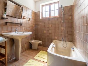 Maisons de vacances Cozy Holiday Home in Montclus with River Near : photos des chambres