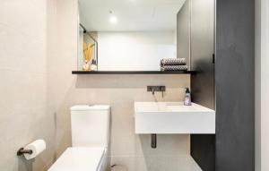 Modern Clayton apartment close to uni and hospital