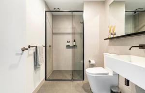 Modern Clayton apartment close to uni and hospital