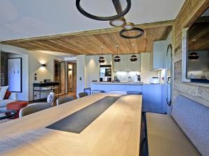 Appartement lumineux avec balcon à 2 chambres doubles et services inclus, skis aux pieds - FR-1-613-65