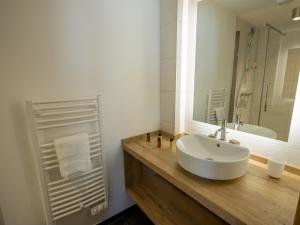 Chalet rénové et calme avec cheminée et parking couvert - FR-1-688-17