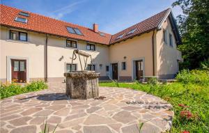 1 Bedroom Stunning Apartment In Col 