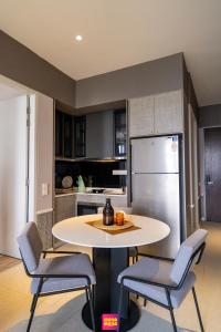 Millerz Square Suite By Ango