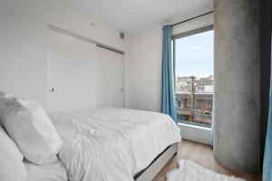 Two Bed Downtown Unit With Parking