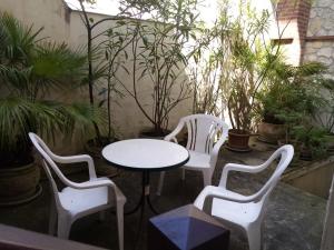 Appartements HERM'S Petite maison atypique et cour privative - : photos des chambres