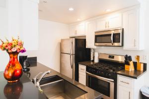 Spacious Koreatown 1 Bedroom with 2 Beds Free Parking + Wifi