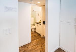 Spacious Koreatown 1 Bedroom with 2 Beds Free Parking + Wifi