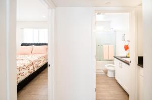 Modern One Bedroom in Koreatown Close to Downtown LA with Private Parking