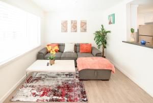 Modern One Bedroom in Koreatown Close to Downtown LA with Private Parking