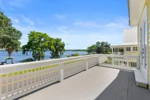 Pet friendly water front home in Palatka South Historic District with private dock that sleeps 8 - Clay Landing
