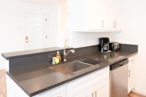 Modern Furnished 1-Bedroom with Free Parking in Koreatown close to DT LA