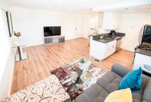 Modern Furnished 1-Bedroom with Free Parking in Koreatown close to DT LA