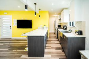 One Bedroom Modern Apartment Near Famous Venice Beach