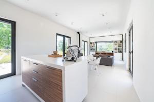 Lamia del Lupo by Rentbeat