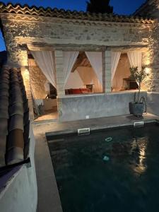 Villas Mas alliant pierre et modernite, piscine, centre Lussan : photos des chambres