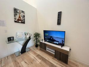 Modern One-Bed Loft in Hollywood Sign View & Free Parking