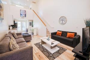 Chic 1-Bed Hollywood Loft Iconic Sign Views & Private Parking