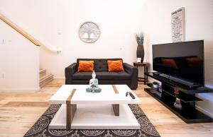 Chic 1-Bed Hollywood Loft Iconic Sign Views & Private Parking