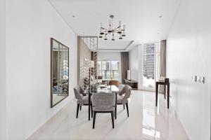 A Living Modern 1BR Apartment with Balcony & Canal View at Prive-517 Business Bay