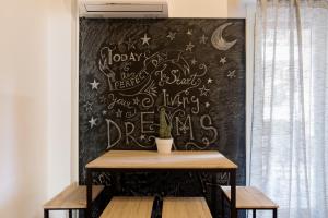 Cozy Apartment with Private Courtyard , Near Syngrou-Fix Metro Station