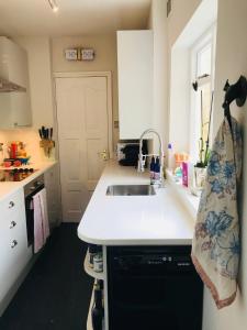 Colourful 2 bed 2 bath Tooting house