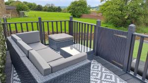 Stylish Coastal Cottage with Hot Tub and Garden Sleeps 8