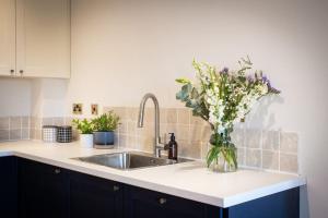 Stunning 2 bed flat with parking, and garden with mountain views