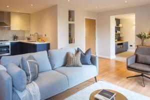 Stunning 2 bed flat with parking, and garden with mountain views