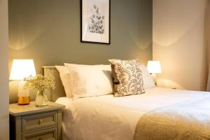 Stunning 2 bed flat with parking, and garden with mountain views