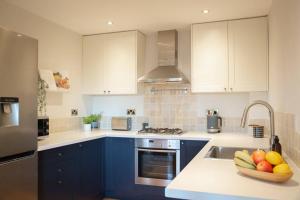 Stunning 2 bed flat with parking, and garden with mountain views