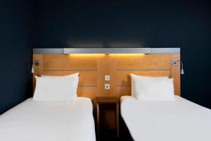 Standard Twin Room with Free Hot Breakfast - Accessible room in Holiday Inn Express Newcastle City Centre an IHG Hotel