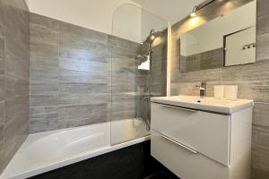 Bright 26 m with pool in Frejus