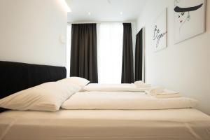 Posh studio with a king-size bed and modern design
