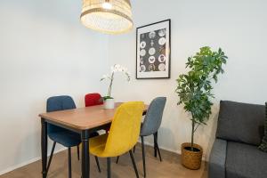 Posh studio with a king-size bed and modern design