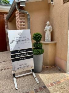 Appartements LES LOGES DU THEATRE Degustation de champagne offerte Maison unique, modulable, rue calme, 3 salles de bain, baby foot, flechettes, jeux, hypercentre ville, 9 lits de 2 a 12 personnes, 100m de l'avenue de Champagne, de la gare et toutes commodites : photos des chambres