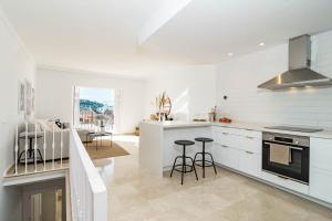 Stunning 2 bedroom Townhouse with Serene Terrace and Charming Mountain Views