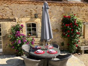 Maisons de vacances La Tuilerie Grange (Adults only gite) with two en-suite double bedrooms : photos des chambres