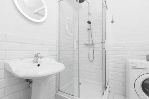 Warsaw City Centre Apartment Poznanska with Air-Conditioning by Noclegi Renters