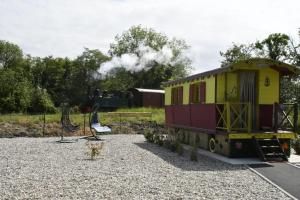 Maisons de vacances Roulotte pour une nuit en amoureux tout equipee.. : photos des chambres