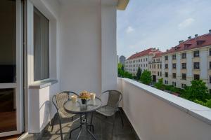 Norwida Apartment with Balcony Downtown Wrocław by Renters