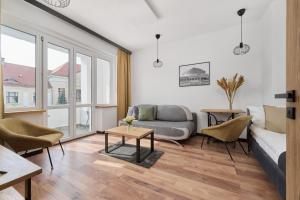 Norwida Apartment with Balcony Downtown Wrocław by Renters