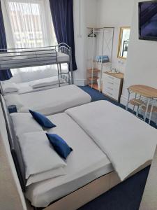 Family Room (2 Adults + 3 Children) room in The Mornington Hotel