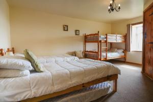 Hulmes Vale House - Sleeps 14 - Peak district