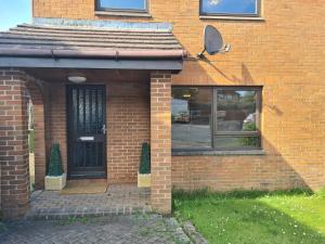 Travel Host 3 BEDROOM HOUSE WITH FREE PARKING