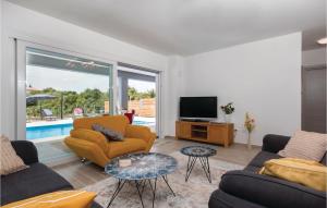 4 Bedroom Stunning Home In Pula