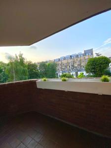 Apt- Balcony-Kensington- 24 7 security